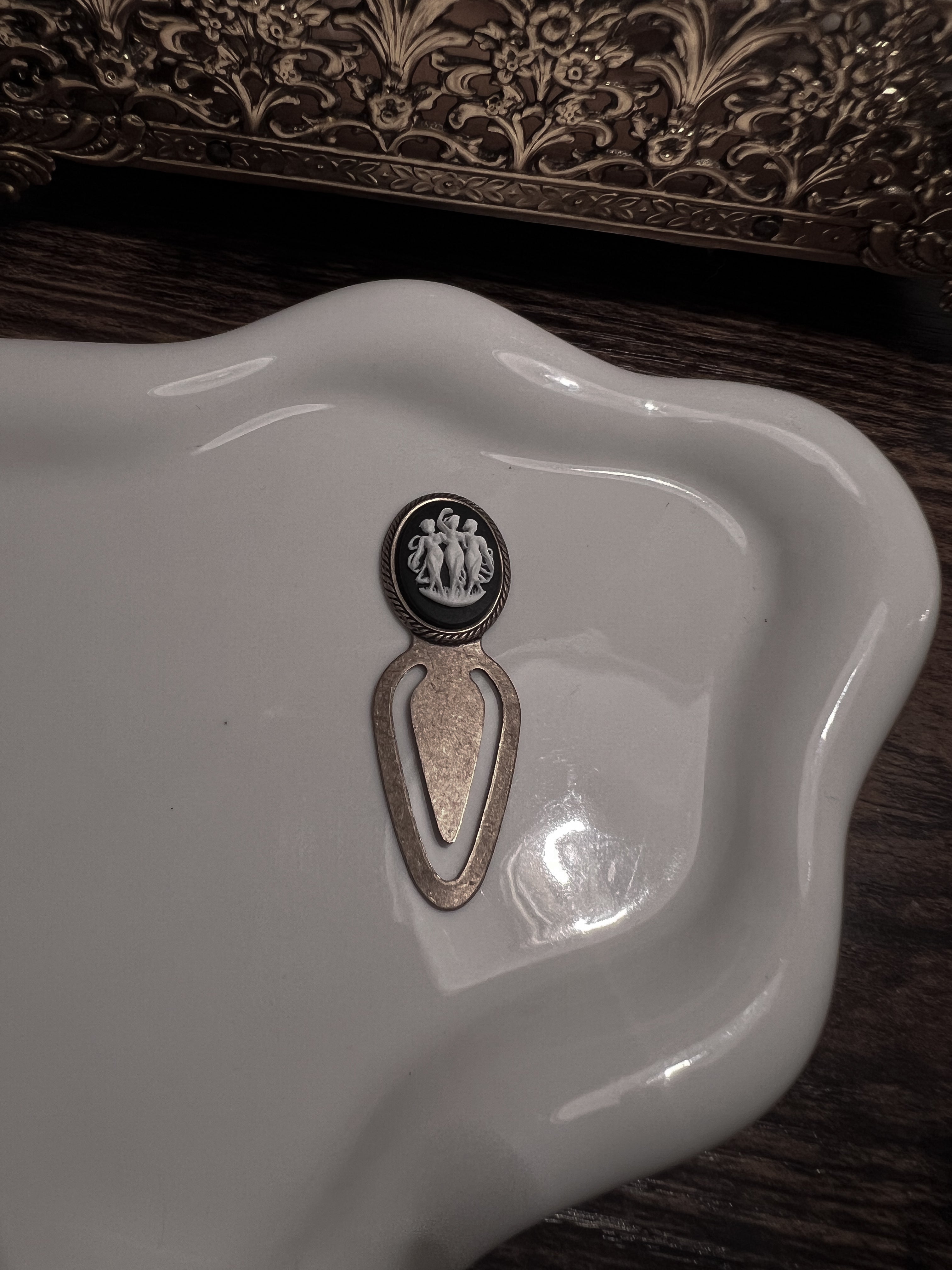 VAIGE Three graces bookmark bronze